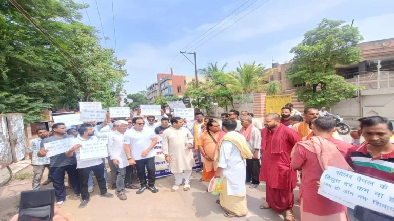 रायपुर में कांग्रेस का अनोखा प्रदर्शन, ट्रांसफार्मर की पूजा कर बिजली संकट पर जताया विरोध