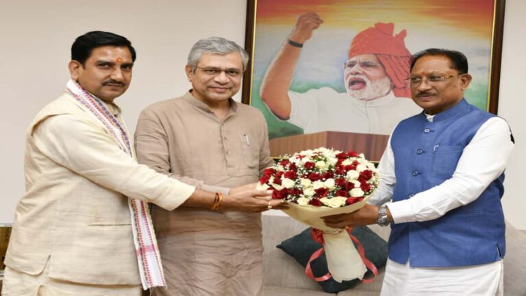 CM विष्णुदेव साय ने रेल मंत्री से की मुलाकात, कटघोरा-डोंगरगढ़ रेल लाइन समेत कई परियोजनाओं पर बनी सहमति