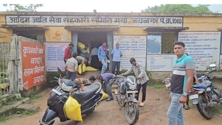 सूरजपुर में 20 लाख का खाद घोटाला उजागर, अध्यक्ष और प्रभारी प्रबंधक हटाए गए