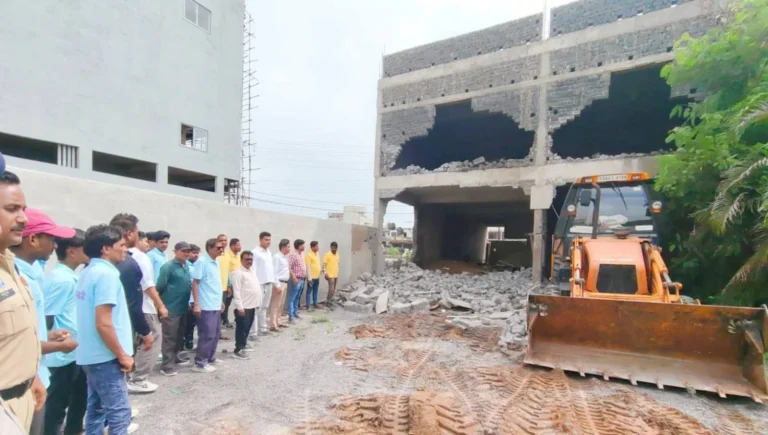 रायपुर में अवैध व्यावसायिक भवन पर चला बुलडोजर, नगर निगम की बड़ी कार्रवाई
