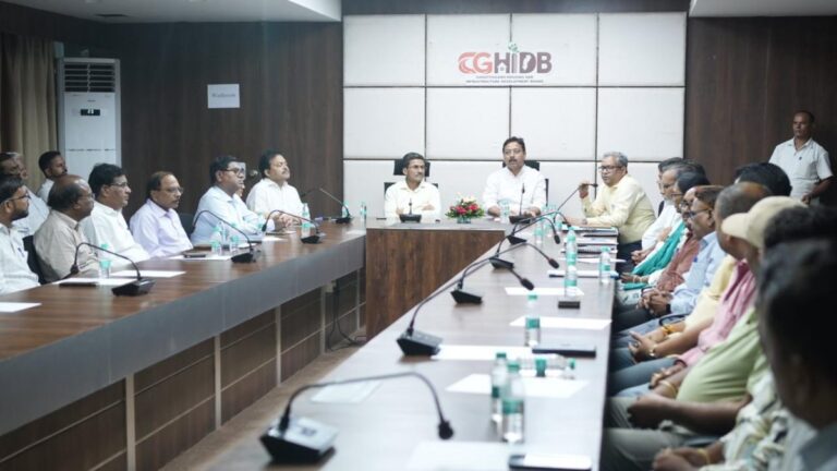निर्माण कार्यों की गुणवत्ता और समयबद्धता पर जोर, गृह निर्माण मंडल ने ठेकेदारों के साथ की समीक्षा बैठक