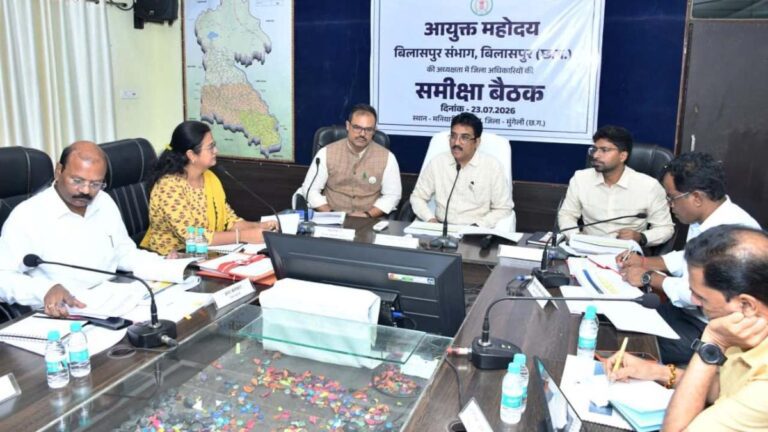 मुंगेली दौरे पर संभागायुक्त की सख्ती, विकास कार्यों की समीक्षा कर अधिकारियों को दिए निर्देश