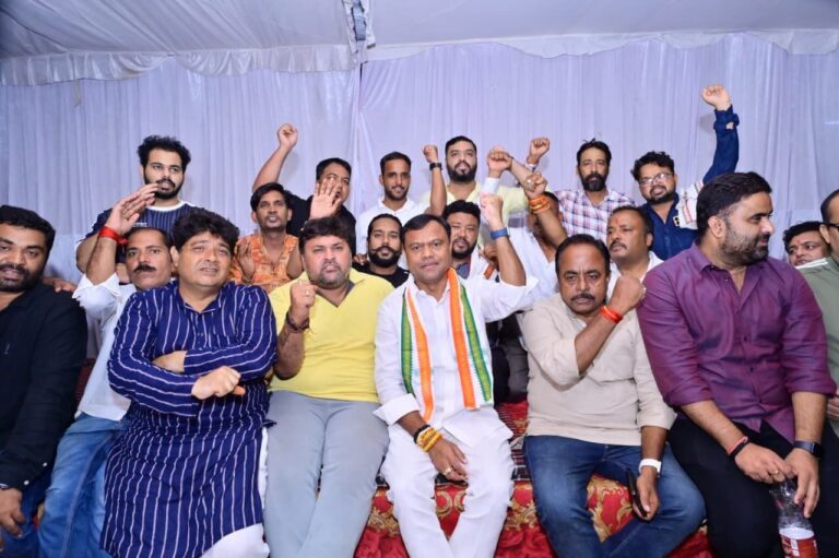खम्हारडीह थाने के बाहर कांग्रेस का अनिश्चितकालीन धरना, एफआईआर रद्द करने की मांग