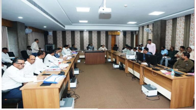 बस्तर में सड़क-पुल निर्माण को मिलेगी रफ्तार, दिसंबर तक काम पूरा करने के निर्देश