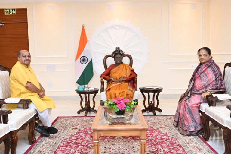 विधायक पुरंदर मिश्रा ने राष्ट्रपति द्रौपदी मुर्मू को दिया नुआखाई पर्व का निमंत्रण