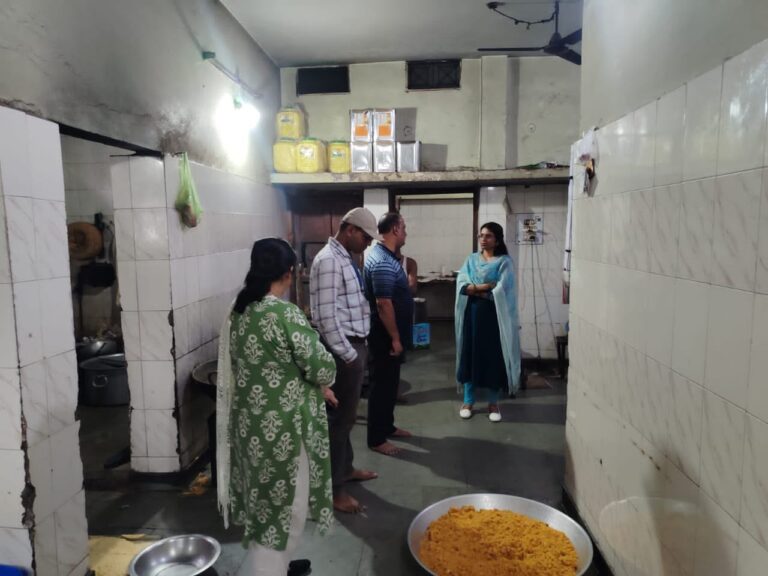 छत्तीसगढ़ में मिलावटखोरी पर सख्ती, 300 किलो पनीर और 102 किलो बर्फी जब्त; त्योहारी सीजन में चला अभियान