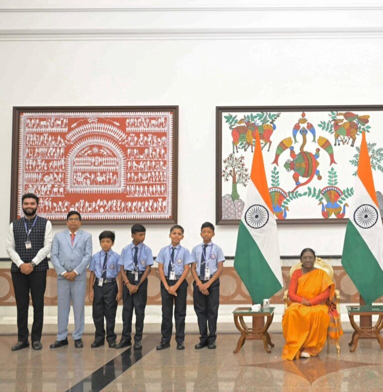 पिथौरा के चार नन्हे विद्यार्थियों ने राष्ट्रपति भवन में मनाया रक्षाबंधन, राष्ट्रपति द्रौपदी मुर्मू से बंधवाई राखी