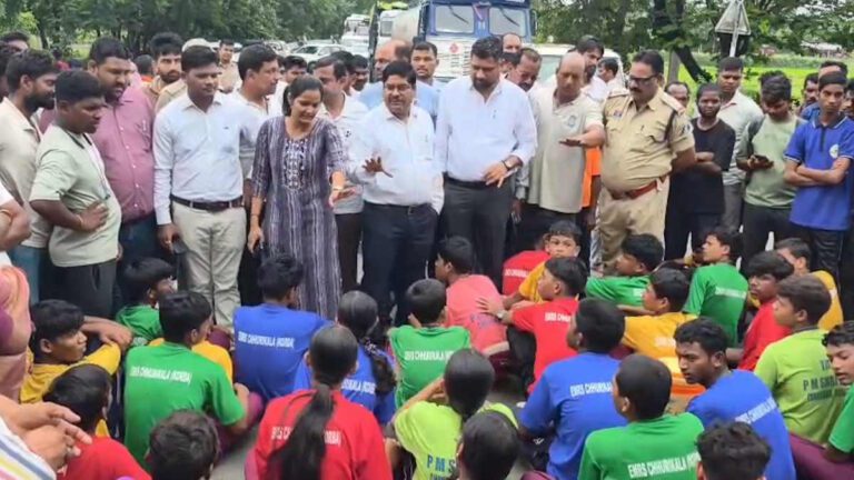 कोरबा में एकलव्य विद्यालय के छात्रों का चक्काजाम, प्राचार्य पर अभद्र व्यवहार और बदहाल सुविधाओं का आरोप