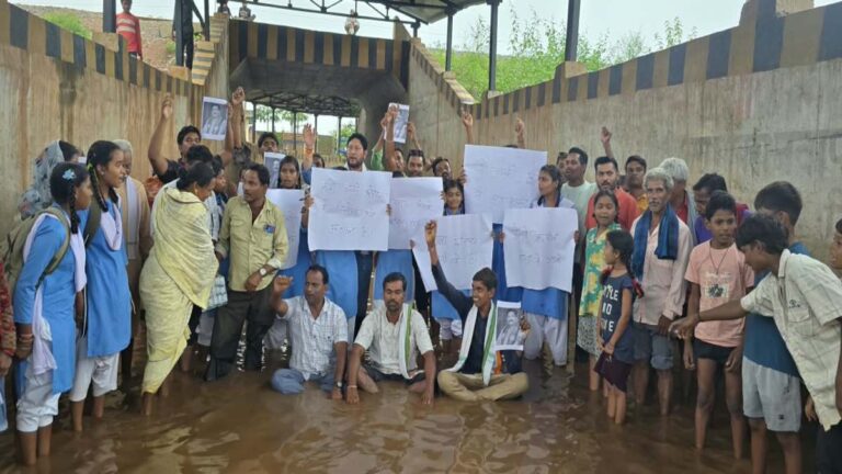 Abhanpur News: कुर्रा रेलवे अंडरब्रिज में घुटनों तक पानी, ग्रामीणों और छात्रों का धरना