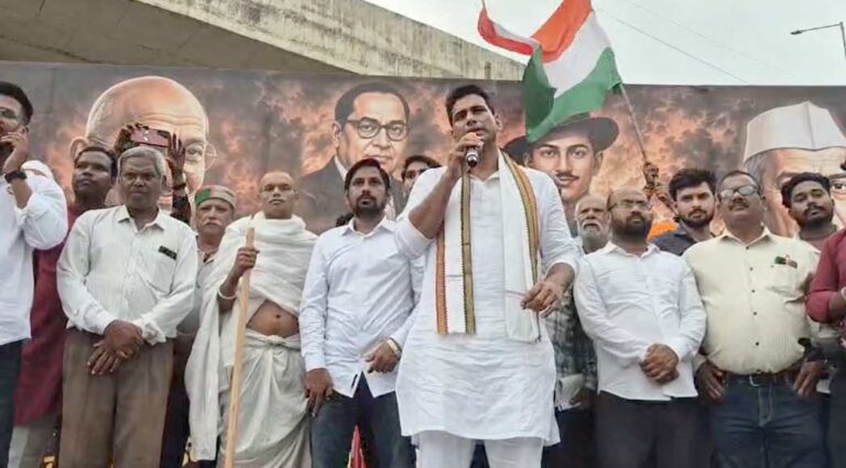 भिलाई में BSP आवासों के नोटिस का विरोध, युवा कांग्रेस का प्रदर्शन; बैरिकेड तोड़ने पर पुलिस से धक्का-मुक्की