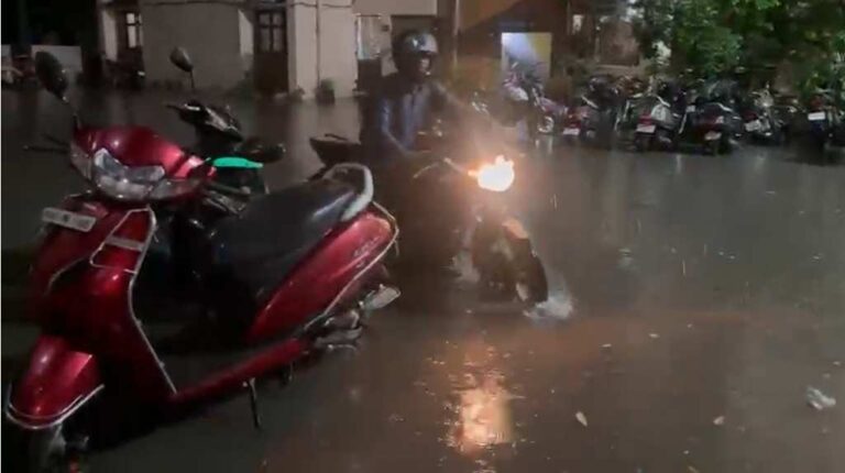 रायपुर में तेज बारिश से जलभराव, शंकर नगर में घरों तक पहुंचा गंदा पानी; निगम पर भड़के रहवासी