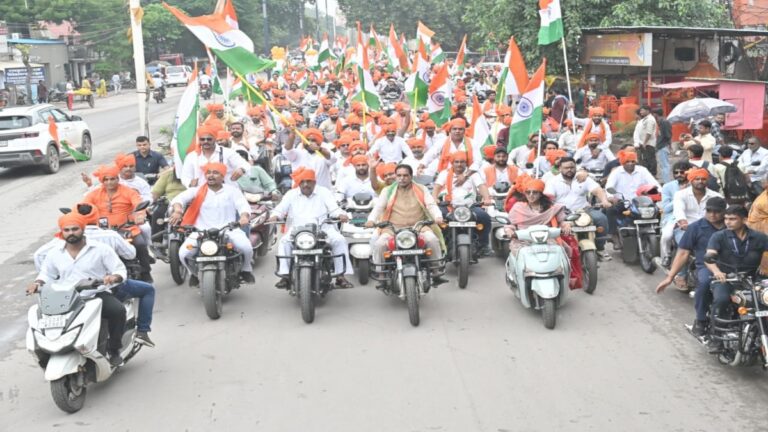 रायपुर पश्चिम में भव्य तिरंगा यात्रा, हजारों लोगों ने लिया हिस्सा; 51 पंडितों ने की भारत माता की आरती