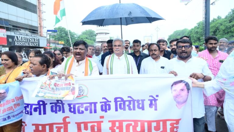 खड़गे के मंच के शुद्धीकरण के विरोध में कांग्रेस का सत्याग्रह, भूपेश बघेल ने भाजपा पर साधा निशाना