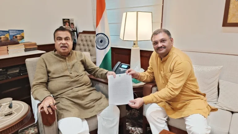 सांसद संतोष पांडेय ने नितिन गडकरी से की मुलाकात, फोरलेन सड़क और बायपास निर्माण की मांग
