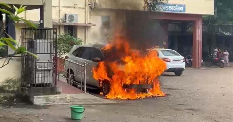 दुर्ग नगर निगम में महापौर की इनोवा में लगी भीषण आग, बाल-बाल बचीं अलका बाघमार