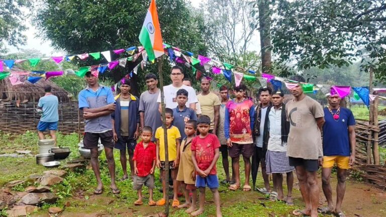 अबूझमाड़ के बोटेर में पहली बार शान से लहराया तिरंगा, नक्सल खौफ पर भारी पड़ा देशभक्ति का जज्बा