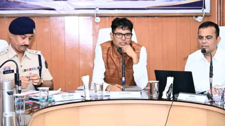 OP Chaudhary Review Meeting: जांजगीर-चांपा में विकास कार्यों की समीक्षा, अवैध रेत पर सख्ती के निर्देश