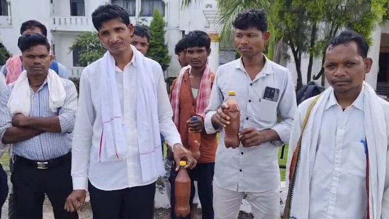 दंतेवाड़ा में लाल पानी की समस्या को लेकर ग्रामीणों का प्रदर्शन, बोतल में पानी लेकर पहुंचे कलेक्टोरेट