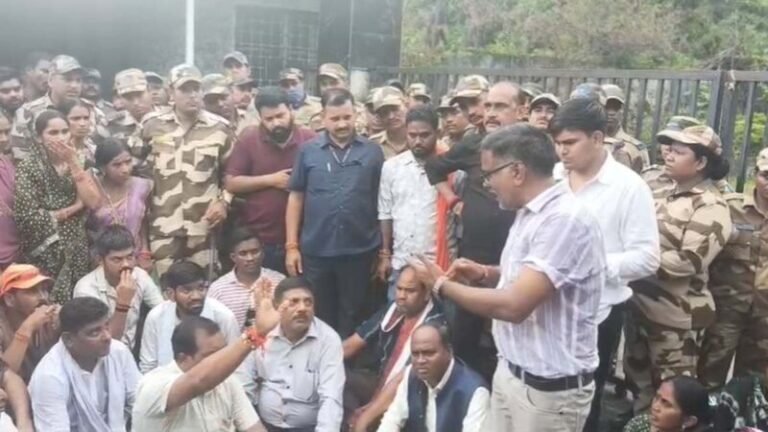 अस्पताल पर चला बुलडोजर तो भड़के ग्रामीण : SECL GM कार्यालय में तालाबंदी, मुआवजा-नौकरी और पुनर्वास की मांग