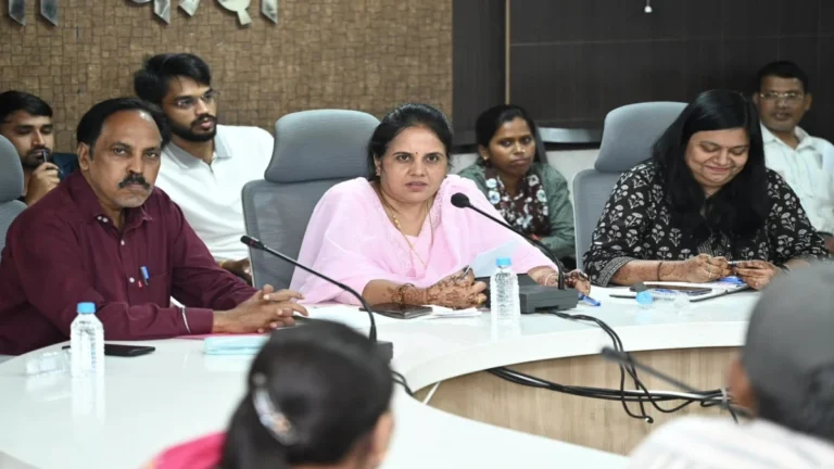 महापौर मीनल चौबे ने की राजस्व विभाग की समीक्षा, बिना नल कनेक्शन वाले भवनों से जलकर वसूली पर रोक