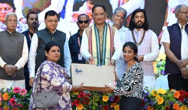 श्रमिक महासम्मेलन में CM साय की 3 बड़ी घोषणाएं, ई-रिक्शा पर अब मिलेगा 1 लाख रुपये अनुदान