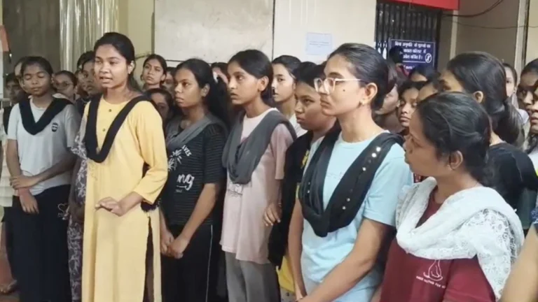 नर्सिंग कॉलेज के खाने में मिल रहे कीड़े, छात्राओं ने मेस की व्यवस्था पर उठाए सवाल