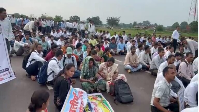 शिक्षक दिवस पर शिक्षकों का प्रदर्शन, पदोन्नति की मांग को लेकर सड़क पर उतरे