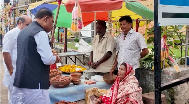 मरीन ड्राइव पर अचानक रुका CM साय का काफिला, सड़क किनारे मीरा से खरीदा दीया