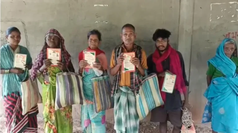 पहाड़ से 2 किलोमीटर उतरकर राशन लेने पहुंचे ग्रामीण, खाली हाथ लौटे