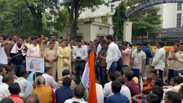 सड़क-पुल से किसानों तक समस्याओं को लेकर कांग्रेस का कलेक्ट्रेट घेराव, विधायक हर्षिता बघेल ने सौंपा ज्ञापन