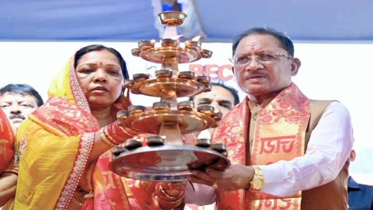 सवा लाख ‘आशीर्वाद के दीपों’ से जगमगाया खारुन तट, PM मोदी के स्वस्थ और दीर्घायु जीवन के लिए हुई महाआरती