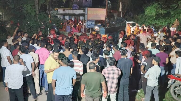 गणेश विसर्जन जुलूस में डीजे बंद कराने पर विवाद, नाराज समिति के लोगों ने थाने का किया घेराव
