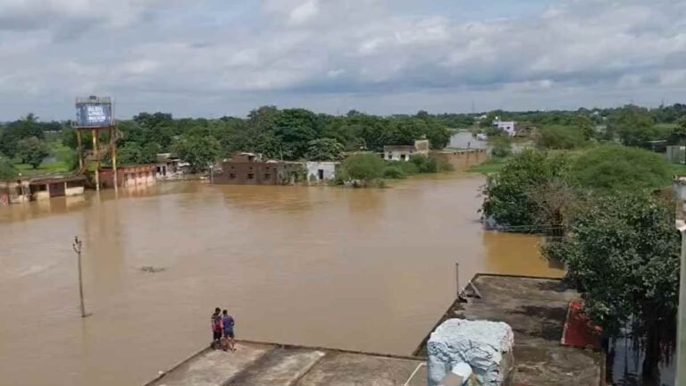 रायपुर में बाढ़ से हालात बिगड़े, कई परिवार फंसे; रेस्क्यू के लिए उतारी गई नावें खराब