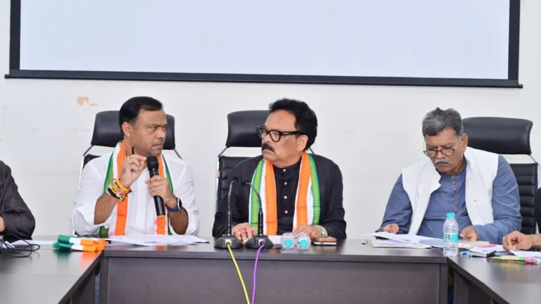 अनुशासनहीनता पर कांग्रेस प्रभारी सख्त, नियम तोड़ने वाले नेताओं पर कार्रवाई की चेतावनी