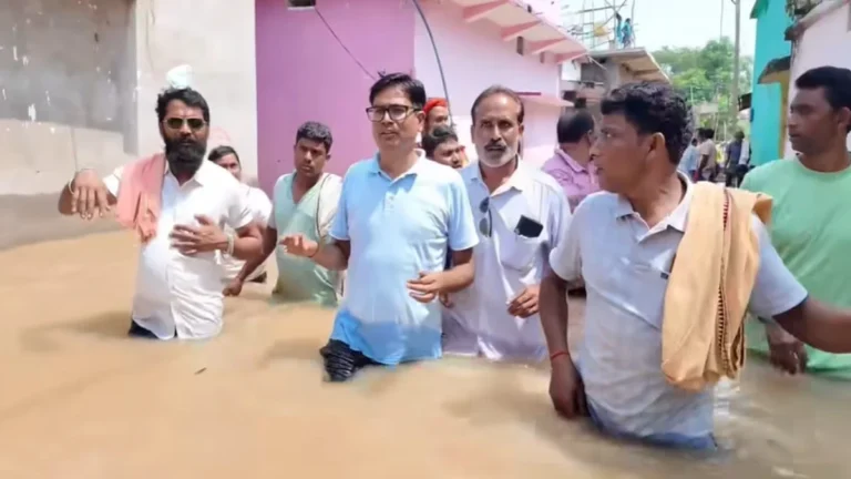 बाढ़ प्रभावित गांवों में पहुंचे वित्त मंत्री ओपी चौधरी, नाव से जलमग्न इलाकों का लिया जायजा