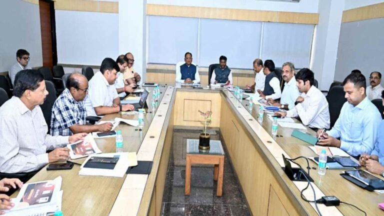 सड़क हादसों पर लगाम लगाने मिशन मोड में काम करें अधिकारी: CM साय
