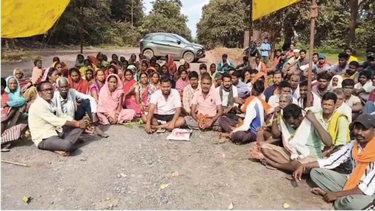बोइरडीह जलाशय से पानी की मांग, ग्रामीणों ने किया चक्काजाम; खदानों से खनिज परिवहन प्रभावित