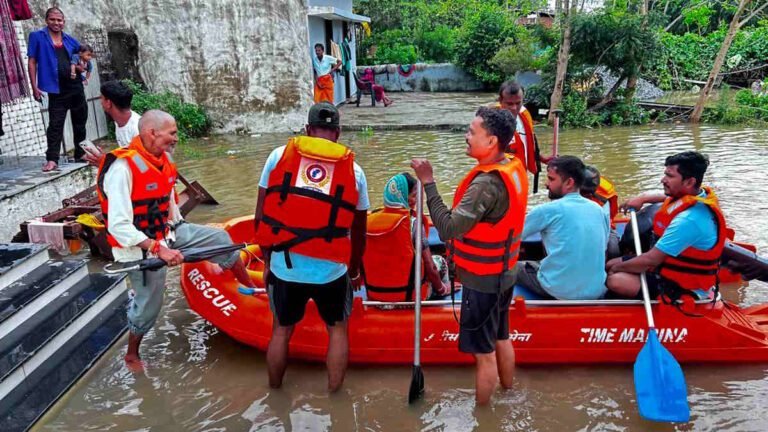 राजिम में बाढ़ का कहर, घरों में फंसे लोगों समेत 50 लोगों का रेस्क्यू