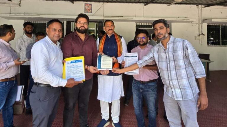 डॉक्टरों की मांगों पर स्वास्थ्य मंत्री श्याम बिहारी जायसवाल की बैठक, वेतनवृद्धि और निलंबन मामले पर दिया आश्वासन