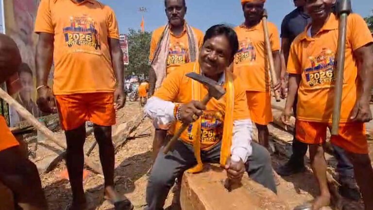 बस्तर दशहरा की तैयारियां तेज, सांसद महेश कश्यप ने रथ निर्माण के लिए किया श्रमदान