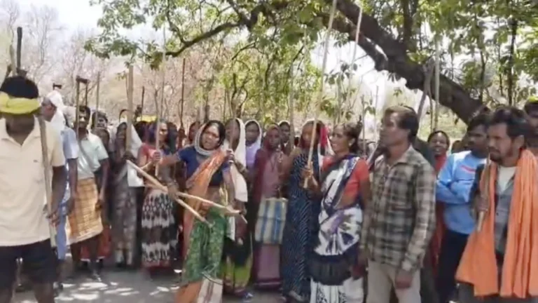 आरोपी को पकड़ने पहुंची पुलिस को ग्रामीणों ने घेरा, कथित दुर्व्यवहार के मामले में केस दर्ज