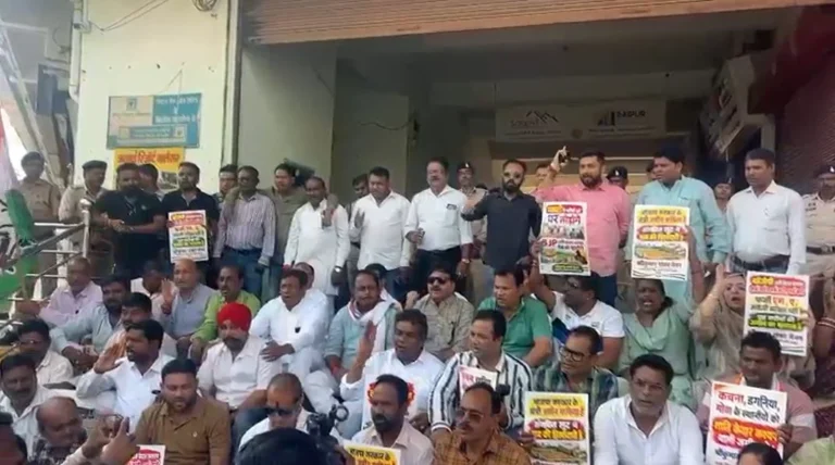 RDA भूमि आवंटन को लेकर कांग्रेस का प्रदर्शन, मंत्री की पत्नी से जुड़ी कंपनी पर उठाए सवाल