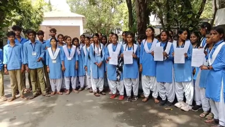 बिलासपुर: स्कूल प्राचार्य और शिक्षिका पर दुर्व्यवहार के आरोप, विद्यार्थियों ने कलेक्टर-डीईओ से की शिकायत
