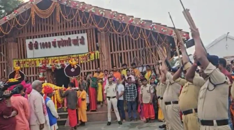 बस्तर दशहरा के लिए दंतेवाड़ा से रवाना हुईं मां दंतेश्वरी, डोली और राजछत्र को दी गई भावुक विदाई