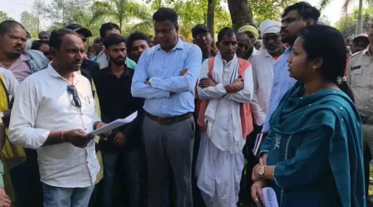 औद्योगिक प्लांट के सर्वे का विरोध, बलौदाबाजार में कलेक्ट्रेट पहुंचे सैकड़ों ग्रामीण