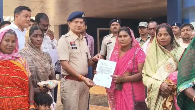 अवैध शराब की बिक्री से परेशान ग्रामीण पहुंचे SP कार्यालय, गांव में पूर्ण शराबबंदी की उठाई मांग