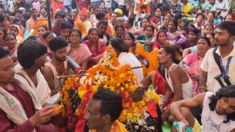 बस्तर दशहरा में निभाई गई ‘भीतर रैनी’ की रस्म, आधी रात को आदिवासी ग्रामीण ले गए विजय रथ