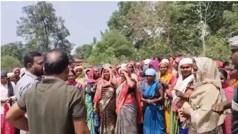 VB-G RAM G योजना में गड़बड़ी का आरोप, मस्टर रोल में मजदूरों के नाम और मौके पर JCB चलने की शिकायत