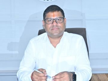 चुनाव से पहले चरौदा निगम आयुक्त का तबादला, सांसद विजय बघेल ने की थी हटाने की मांग