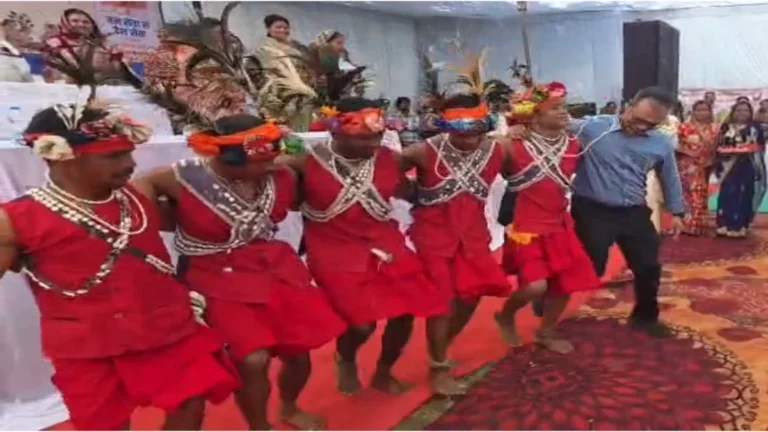 सेवा संकल्प अभियान में ग्रामीणों के साथ मांदरी नृत्य करते नजर आए कलेक्टर कुंदन कुमार